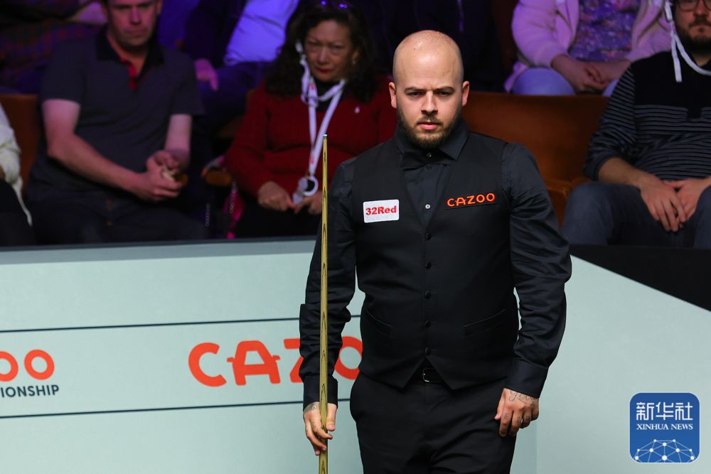 他努力寻找 他努力寻找